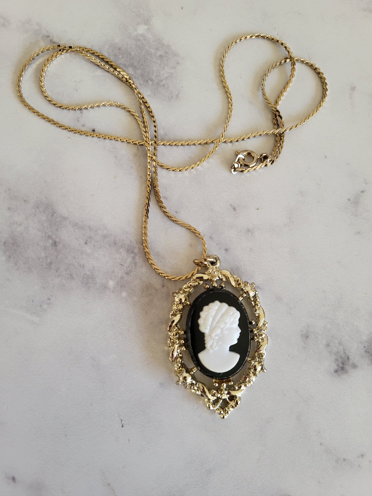 Vintage Gold Tone Cameo Pendant with 24" Chain