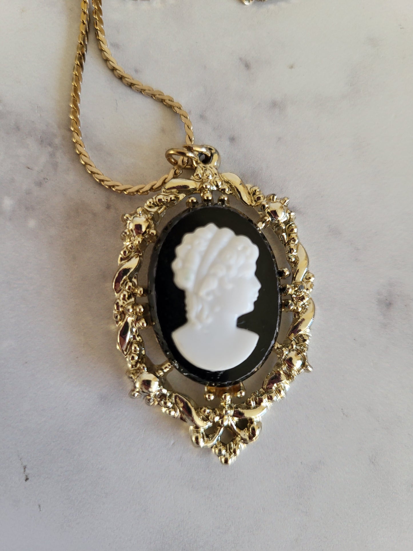 Vintage Gold Tone Cameo Pendant with 24" Chain