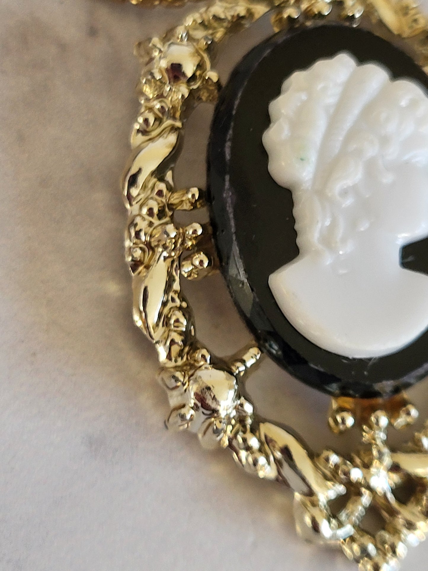 Vintage Gold Tone Cameo Pendant with 24" Chain