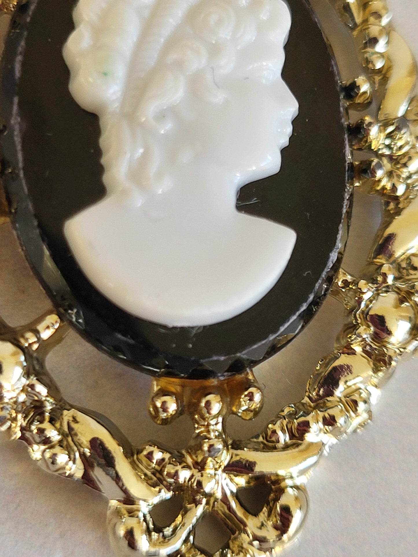 Vintage Gold Tone Cameo Pendant with 24" Chain