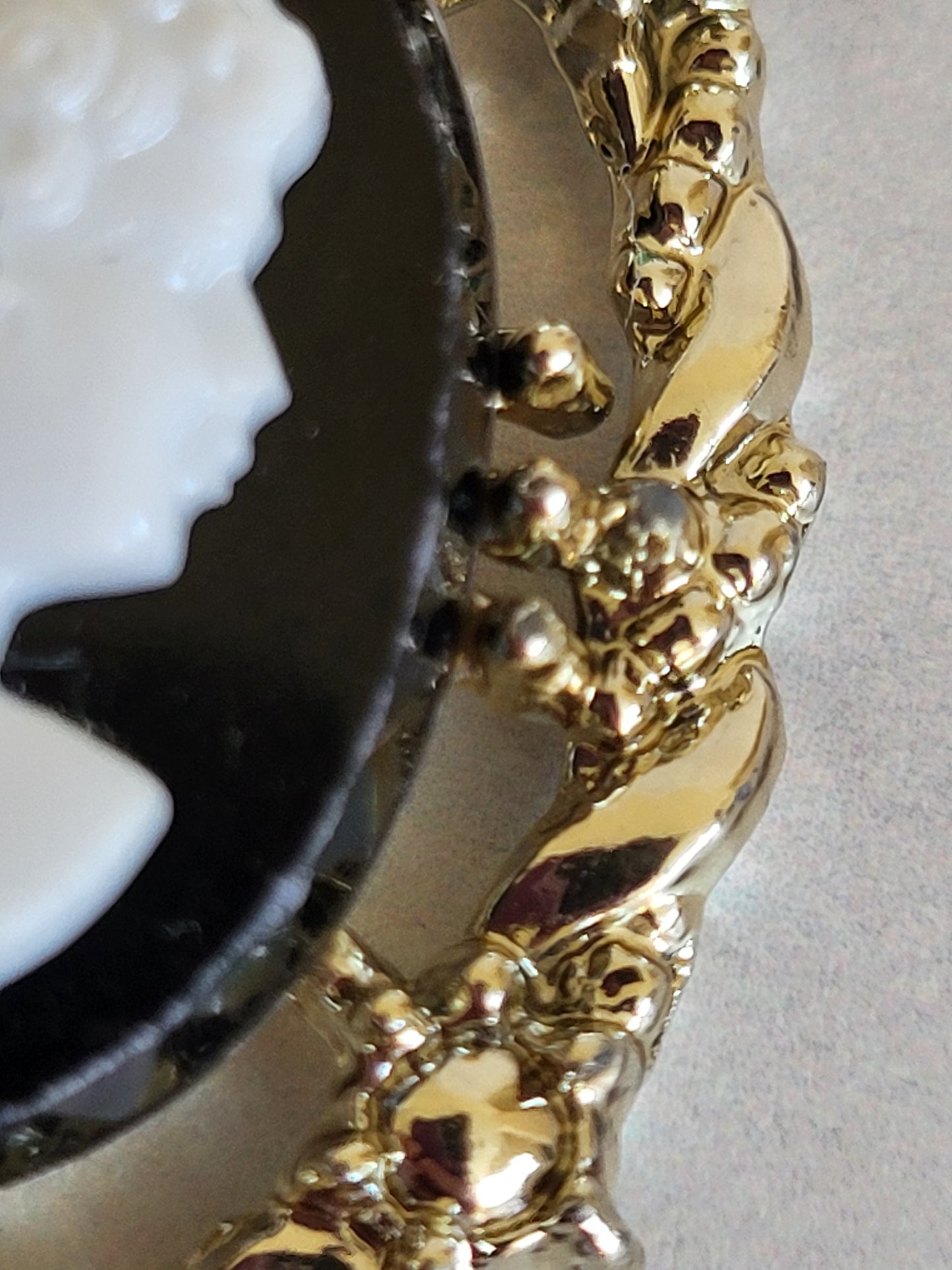 Vintage Gold Tone Cameo Pendant with 24" Chain