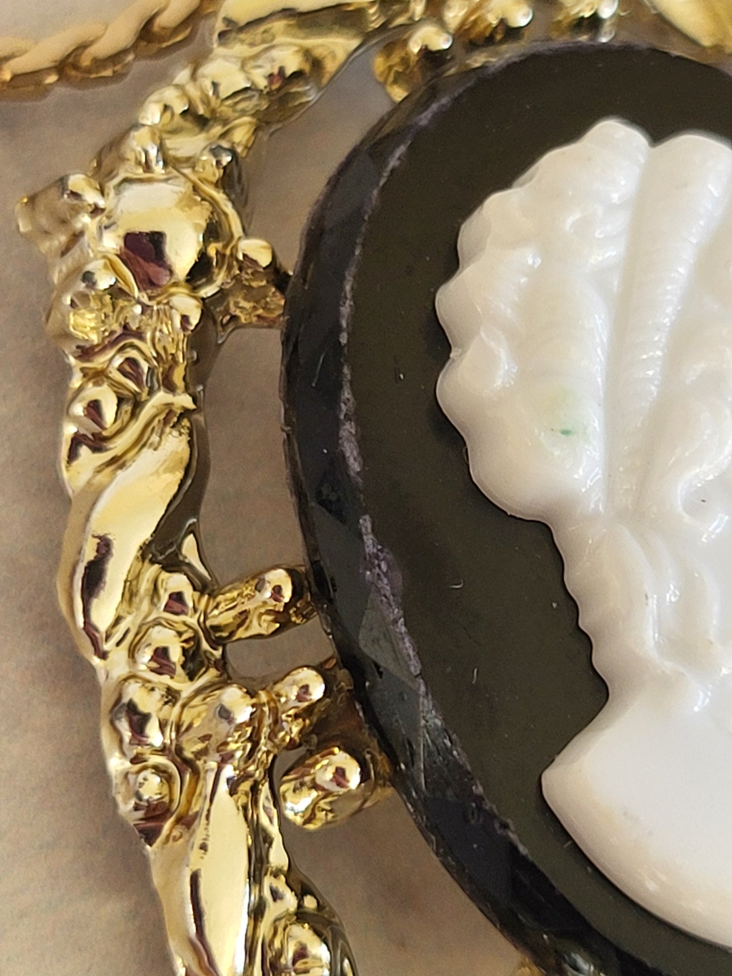 Vintage Gold Tone Cameo Pendant with 24" Chain