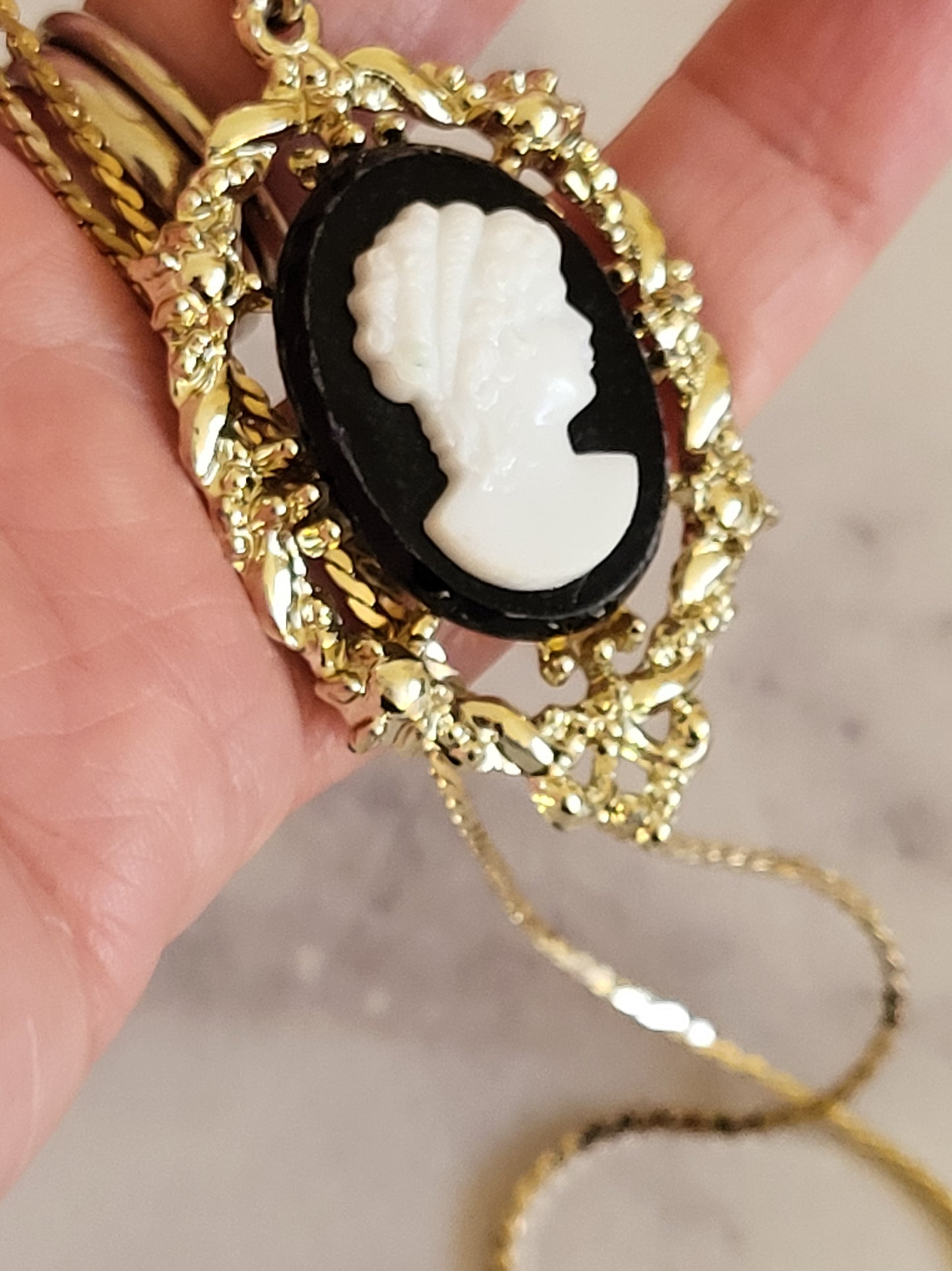 Vintage Gold Tone Cameo Pendant with 24" Chain